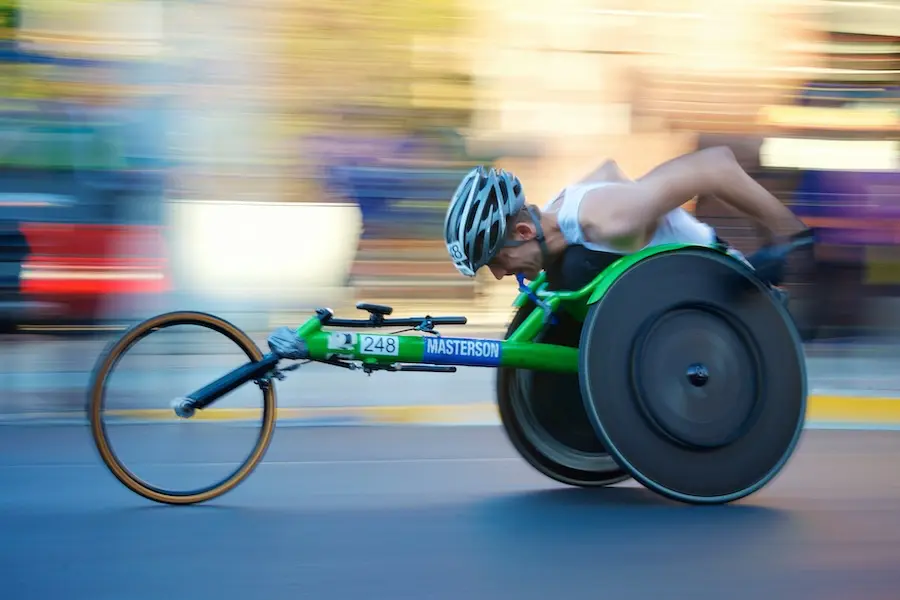 Sportowiec na trójkołowcu